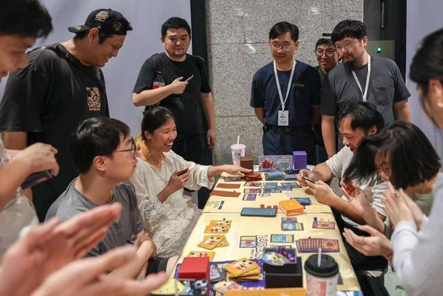 起来｜小小卡牌开启潮流新玩法CQ9电子登录让日常生活美(图5)